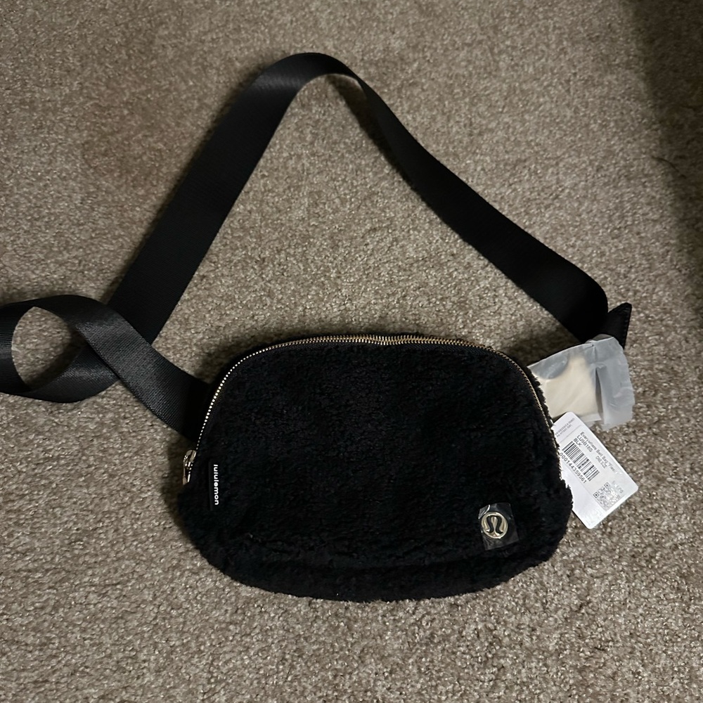 NWT Lululemon everywhere belt bag (Fleece/sherpa)